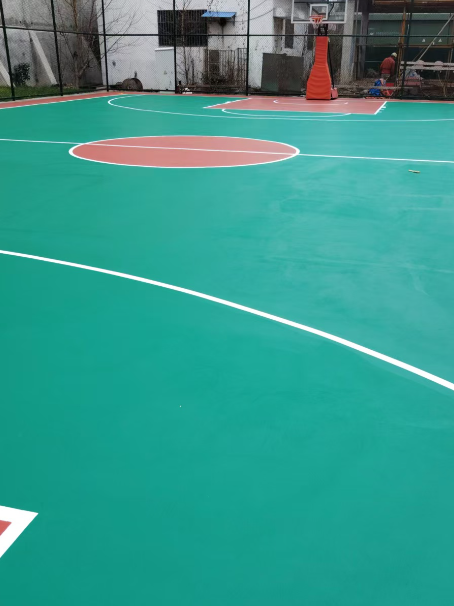 排湖风景区 球场长期使用易出现地面开裂